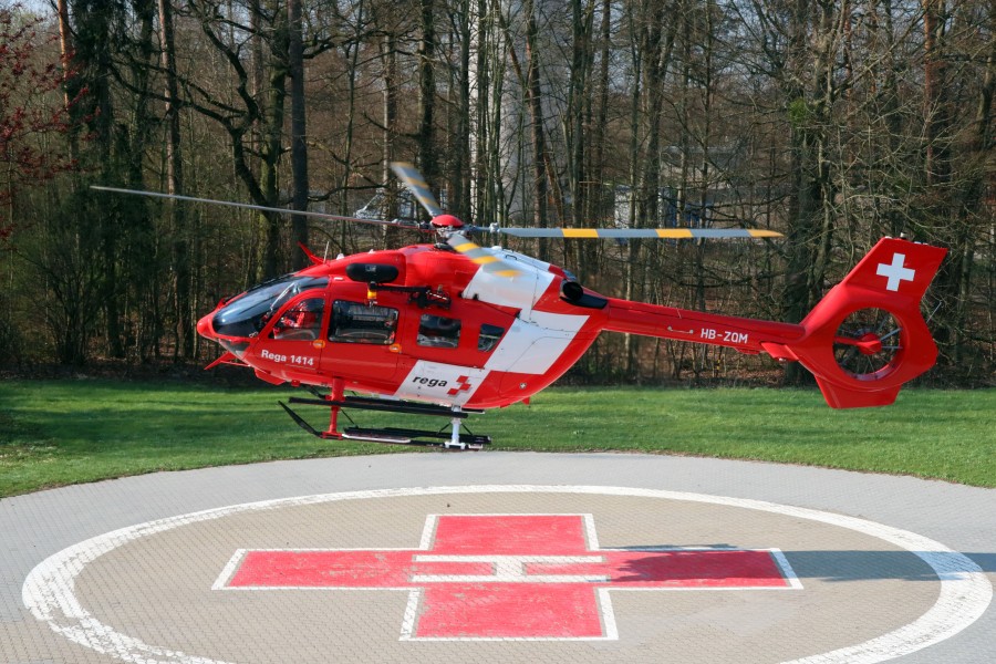 Eine H145 der REGA im Abflug von einem Krankenhauslandeplatz
