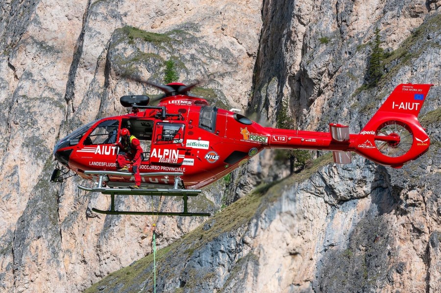 Das Foto zeigt den Aiut Alpin bei einer Rettungsübung zusammen mit der Bergrettung Südtirol in Wolkenstein im Mai 2022