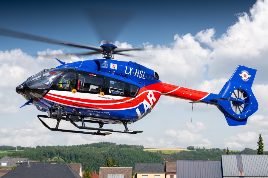 Seit dem 7. Juni ist die H145 Teil der Flotte der Luxembourg Air Rescue. Das Foto zeigt den Neuzugang im Dienst als "Air Rescue 1", stationiert am Flughafen Findel, bei der Landung am Centre Hospitalier du Nord in Ettelbrück.