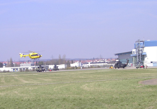 Eine der zwei neuen EC 145 der ADAC Luftrettung auf dem Gelände von Eurocopter Deutschland in Donauwörth zusammen mit drei CH 53 G (dt. Heer) und einer Sea King (dt. Marineflieger).