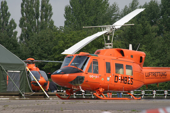 Alt und neu: Im Vordergrund ist die Bell 212 zu sehen, weiter hinten das Nachfolgemodell vom Typ EC 135
