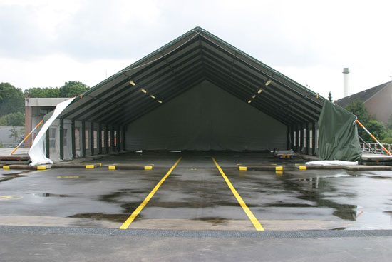Ein Tornadozelt wird als provisorische Unterkunft für den RTH genutzt bis der Neubau des Hangars abgeschlossen sein wird