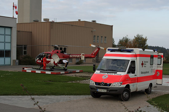 Am derzeitigen Standort macht sich das Umlagern ankommender Patienten in einen RTW erforderlich; hier 2007 noch mit BO 105 als Einsatzmaschine