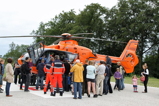Luftrettung hautnah – Dichtumdrängt wurde die EC 135 von den zahlreichen Besuchern. Piloten und medizinische Crew standen Rede und Antwort