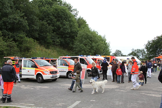 Zahlreiche Rettungs- und Feuerwehrfahrzeuge wurden ausgestellt. Das Angebot ging vom NEF über Kinder-RTW bis hin zum Löschfahrzeug