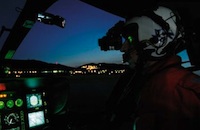 Ein Pilot der schweizerischen REGA mit Nachtsichtbrille am Helm