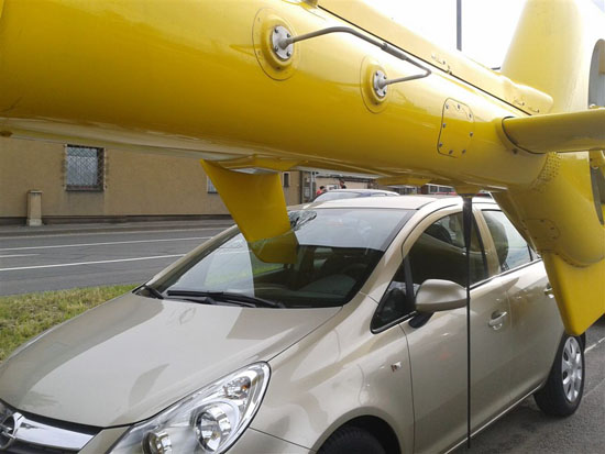 Bei der Landung von "Christoph 18" kam es zum Unfall mit dem Opel Corsa