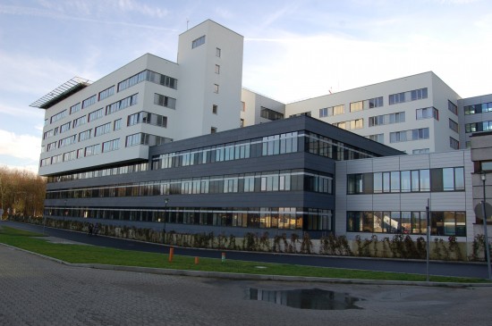 Seit August 2013 landen die Rettungshubschrauber auf dem Dachlandeplatz des Klinikums Merheim