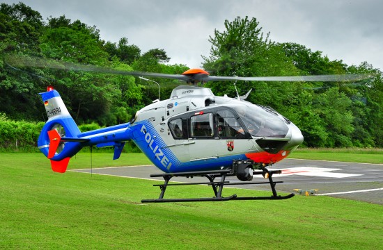 Der Hubschrauber vom Typ EC 135 wird weltweit unter anderem in der Luftrettung, den Bundes- und Länderpolizeien sowie dem Militär eingesetzt