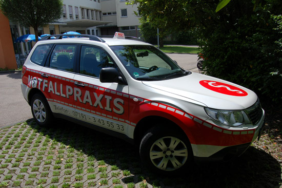 Der ärztliche Notdienst und die Notfallrettung existieren in Deutschland als Systeme parallel und werden von unterschiedlichen Leitstellen disponiert (hier: ein auffällig beklebtes Einsatzfahrzeug des ärztlichen Notdienstes aus Backnang)