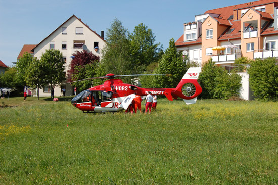 Oft werden Rettungshubschrauber postprimär eingesetzt (hier: der RTH "Christoph 41" der DRF Luftrettung bei einem Unfall in Backnang-Waldrems)
