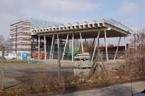 Große Fortschritte machen die Bauarbeiten am Luftrettungszentrum Gießen der Johanniter Luftrettung (rechts im Bild der zweite Rettungsweg von und zur Heli-Landeplattform)