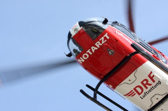 Allein in Deutschland wurden die rot-weißen Hubschrauber der DRF Luftrettung in den ersten sechs Monaten dieses Jahres 18.326-mal alarmiert. Dies sind sechs Prozent mehr Rettungseinsätze als im Vorjahreszeitraum.