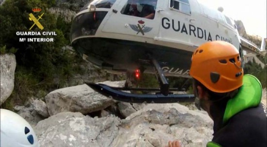 Ein Hubschrauber der Guardia Civil im Bergrettungseinsatz