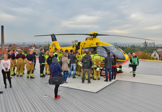 Medienvertreter und Kameraden der Feuerwehr Dresden beim &ldquo;defekten&ldquo; Hubschrauber