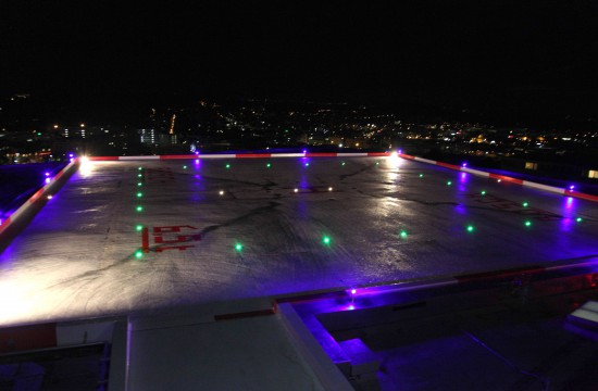 Nachtaufnahme des neuen Dachlandeplatzes