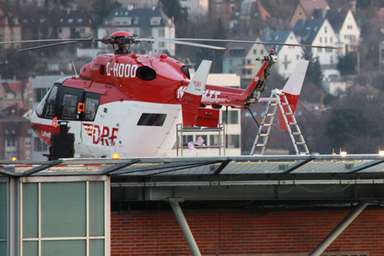 Auch am heutigen Nachmittag steht "Christoph 51" auf dem Dach des Krankenhauses, Techniker der DRF tauschen noch vor Ort Teile des Heckrotorantriebs und den Heckrotor