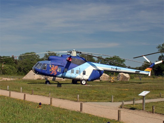 Eine ausgemusterte, der Mil Mi-17 ähnliche Mi-8 der Marine mit Sonderbemalung. Ausgestellt im Marinefliegermuseum Nordholz.