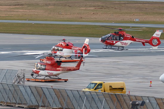 Generationentreffen in EDDN: Bell 412 außer Dienst, die neue H 145 als Christoph Nürnberg und Christoph 27 mit EC 135 bei Rückkehr von einem Einsatz.