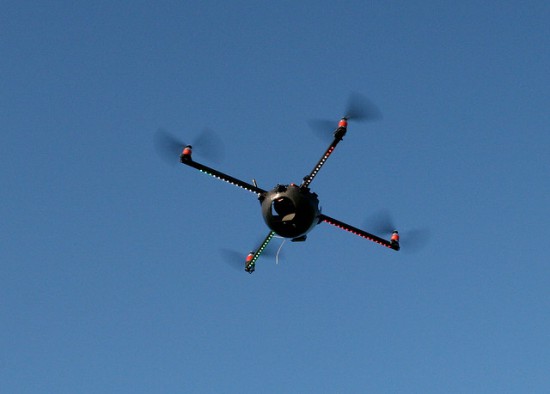 Symbolfoto einer fliegenden &ldquo;Drohne&ldquo; (eines Copters)