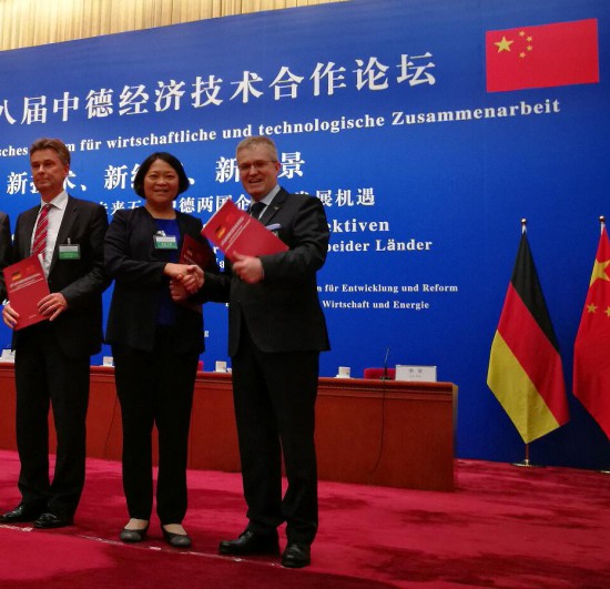 Yan Zhichan (Mitte), Parteisekretärin der Stadt Jieyang, und Pierre-Enric Steiger (rechts), Präsident der Björn-Steiger-Stiftung, nach der Vertragsunterzeichnung