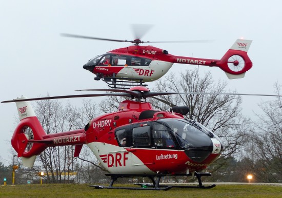 Das Symbolfoto zeigt eine H145 und EC 135 der DRF Luftrettung am Klinikum Nürnberg Süd
