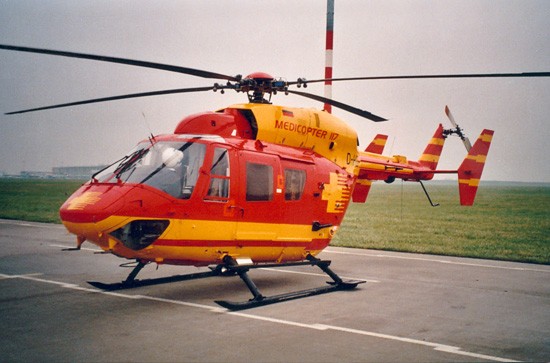 Bunte Vögel gab es auch in der sächsischen Luftrettung: hier die durch die RTL-Serie &ldquo;Medicopter 117&ldquo; bekannte BK 117 im Leiheinsatz für die IFA