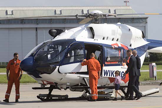 Hubschrauberpilot Prinz William, hier im Anzug, mit Familie bei einem Besuch vor wenigen Wochen in Hamburg, auf der Airbus-Werft in Finkenwerder