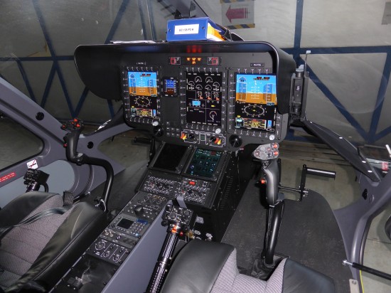 Digitales Cockpit der PH-TTR mit Doppelsteuer