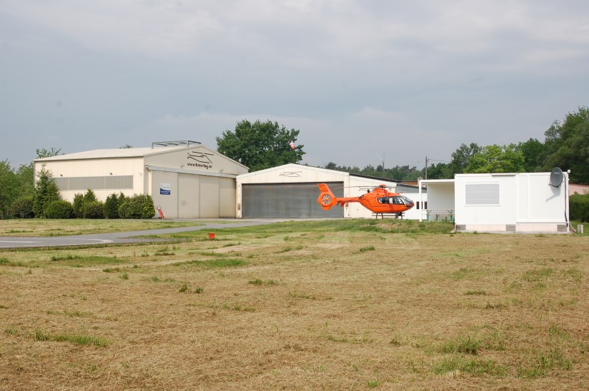 Das Gelände der Firma Rotorflug Airservices dient dem ZSH &ldquo;Christoph 2&ldquo; seit 16 Monaten als Interimsstandort (rechts die provisorische Unterkunft für das ZSH-Team)