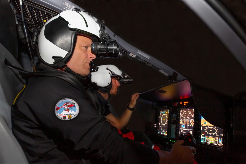Die  hochmodernen  Nachtsichtbrillen  ermöglichen  den ARA-Piloten künftig auch bei Nacht, Rettungseinsätze zu fliegen &ndash; in den nächsten Wochen wird im Großraum Fresach dafür intensiv trainiert