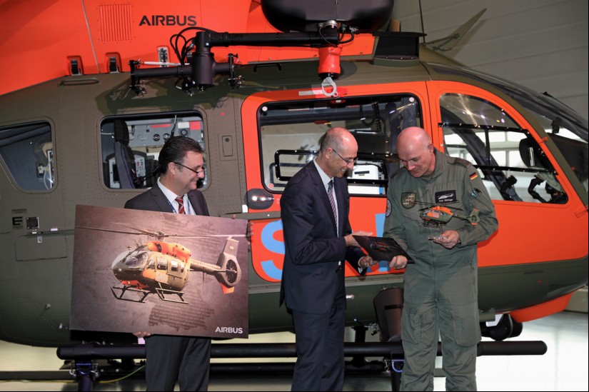 Heute wurde die erste H145 LUH SAR übergeben (v.l.n.r.: Ralph Herzog, Erster Direktor BAAINBw, Wolfgang Schoder, CEO Airbus Helicopters Deutschland und Oberst Peter Göhringer, Kommandeur Transporthubschrauberregiment 30)