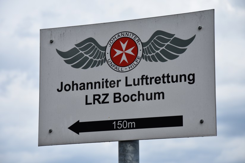 Großformatige Hinweisschilder auf dem Flugplatz Marl-Loemühle wiesen dem Besucher den Weg zum Luftrettungszentrum Bochum der Johanniter Luftrettung