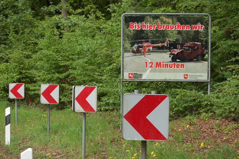 Die Deutsche Verkehrswacht nutzte &ldquo;Christoph 44&ldquo; auch für eine Unfallverhütungskampagne (das Hinweisschild steht noch heute an der B496 bei Lutterberg)