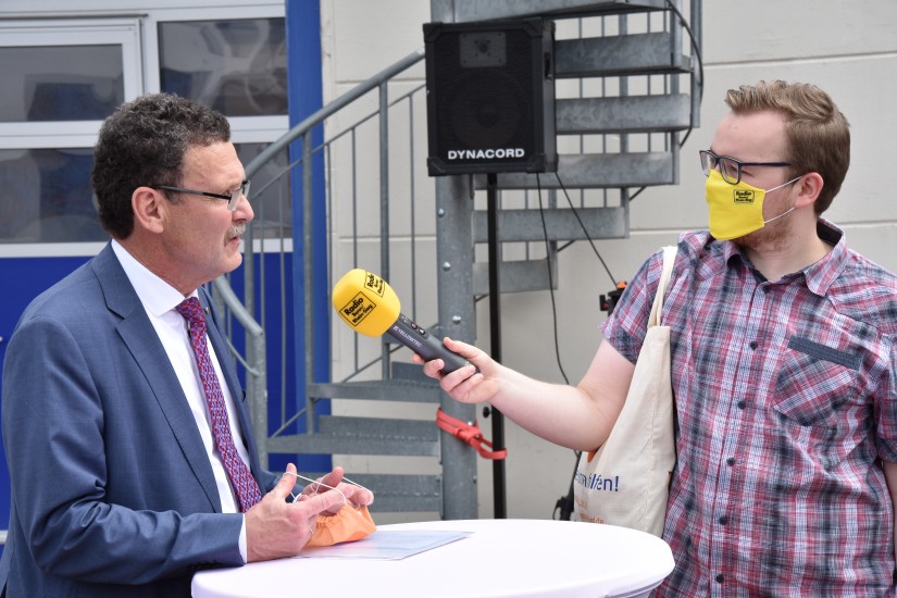 BBK-Präsident Christoph Unger im Interview mit einem Reporter vom lokalen Radio Bonn/Rhein-Sieg