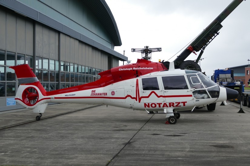 Am 12. Mai 2021 steht die rotorblattlose &ldquo;D-HAAK&ldquo; vor einem Hangar des Internationalen Hubschrauberausbildungszentrums in Bückeburg