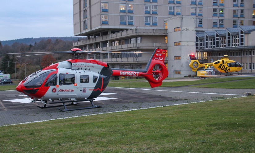 Der neue Hubschrauber D-HJLA als &ldquo;Christoph Gießen&ldquo; des Abends bei einem seiner ersten Einsätze zu Gast in Wittlich, wo &ldquo;Christoph 10&ldquo; (rechts hinten) beheimatet ist