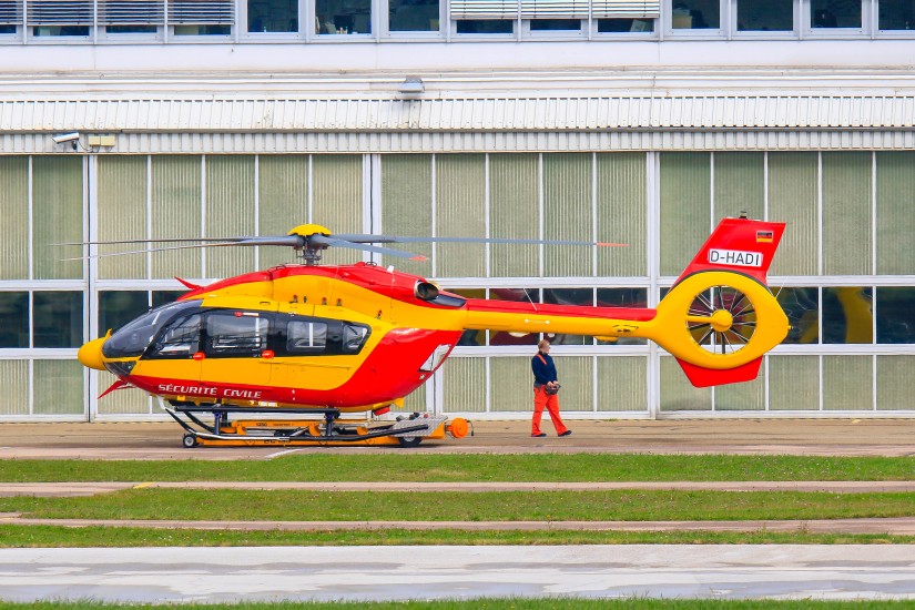 Eine der beiden H145 die diesen Dezember 2021 zur Auslieferung kamen – hier am 29.10.2021 mit der temporären Werkskennung bei Airbus Helicopters in Donauwörth