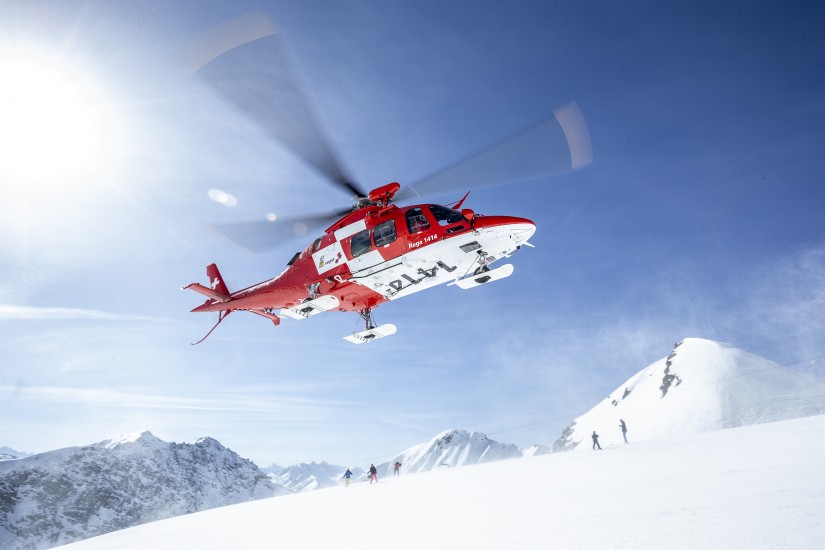 Archivbild einer AgustaWestland Da Vinci der REGA bei einem Einsatz in einem Skigebiet