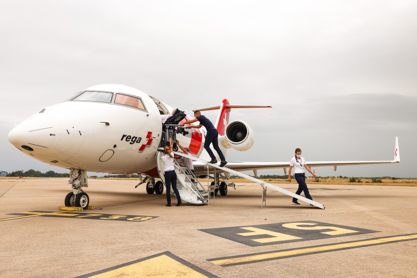 Die Rega hilft nicht nur in der Schweiz, sondern weltweit: 2021 repatriierten die Rega-Crews 858 Patientinnen und Patienten an Bord ihrer Ambulanzjets