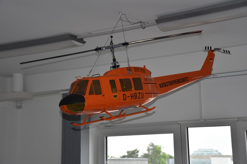 Auch die Bell UH-1D des Bundesgrenzschutzes war Volker Hubrichs Arbeitsplatz & hieran erinnert die miniaturisierte Version der &ldquo;Huey&ldquo; im Wachraum des Hannoveraner Luftrettungszentrums