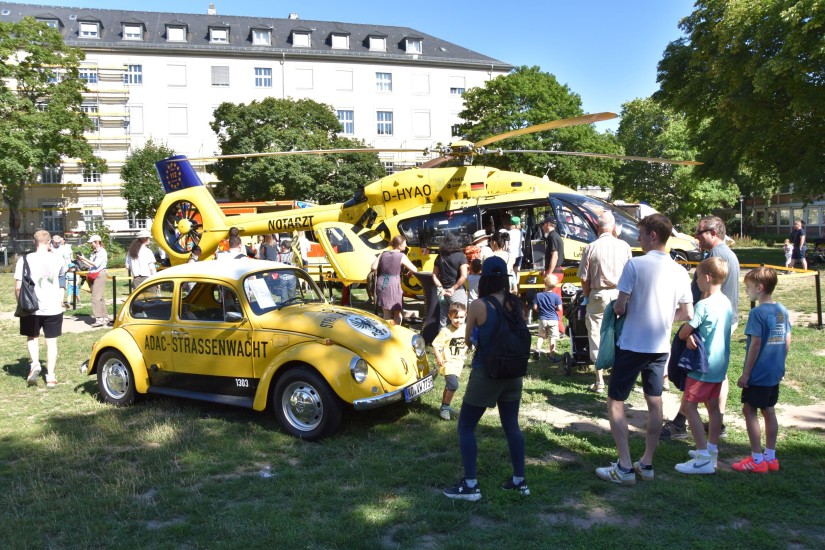 Gleich zwei &ldquo;Gelbe Engel&ldquo; einträchtig vereint: zum einen der VW Käfer als ADAC-Pannenhilfsfahrzeug, zum anderen der ADAC-Rettungsheli