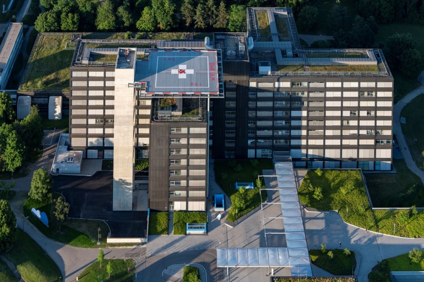 Ab 1. August 2022 können Rettungs- und Intensivtransporthubschrauber den neuen Dachlandeplatz am Bundeswehrkrankenhaus Ulm anfliegen &ndash; dann wird auch das X entfernt sein
