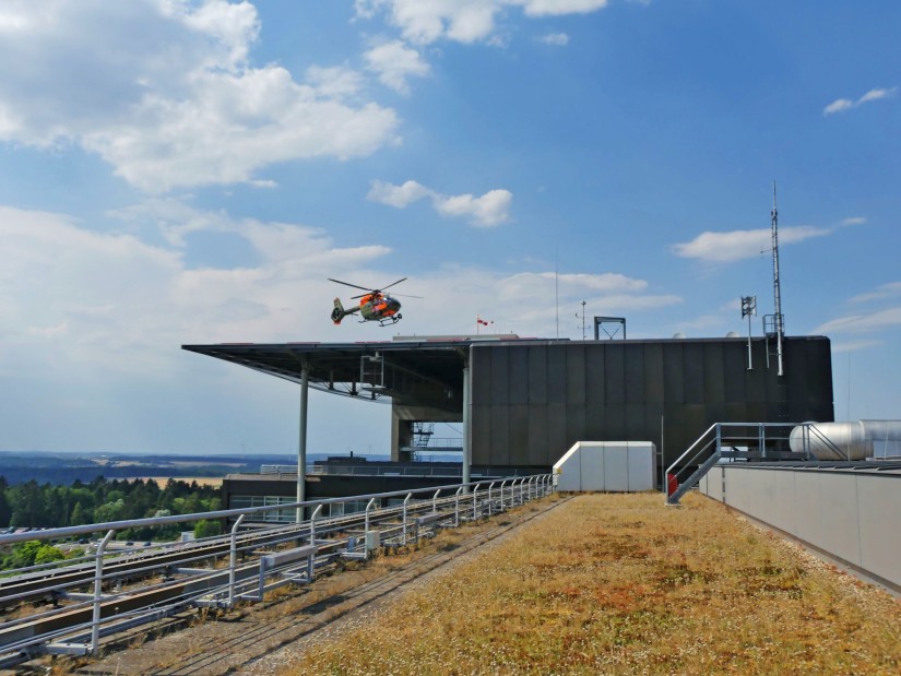 Nach den Grußworten landete der SAR-Hubschrauber &ldquo;SAR 63&ldquo; erstmals auf dem Dachlandeplatz des Bundeswehrkrankenhauses Ulm