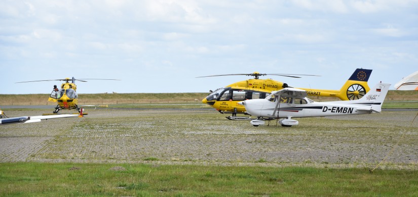 &ldquo;Christoph 26&ldquo; stellt unterdessen von seinem Interimsstandort am JadeWeserAirport den Luftrettungsdienst rund um Wilhelmshaven sicher (rechts sieht man eine Tauschmaschine)