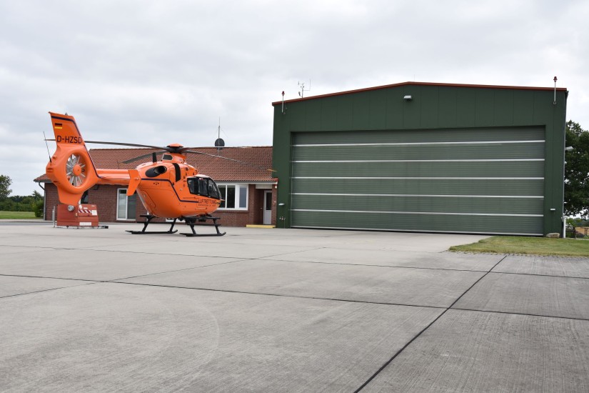 In Ahrensbök OT Siblin betreibt das Bundesinnenministerium seit 2004 einen Zivilschutz-Hubschrauber-Standort (die Aufnahme aus dem Jahr 2019 zeigt &ldquo;Christoph 12&ldquo; am Standort)