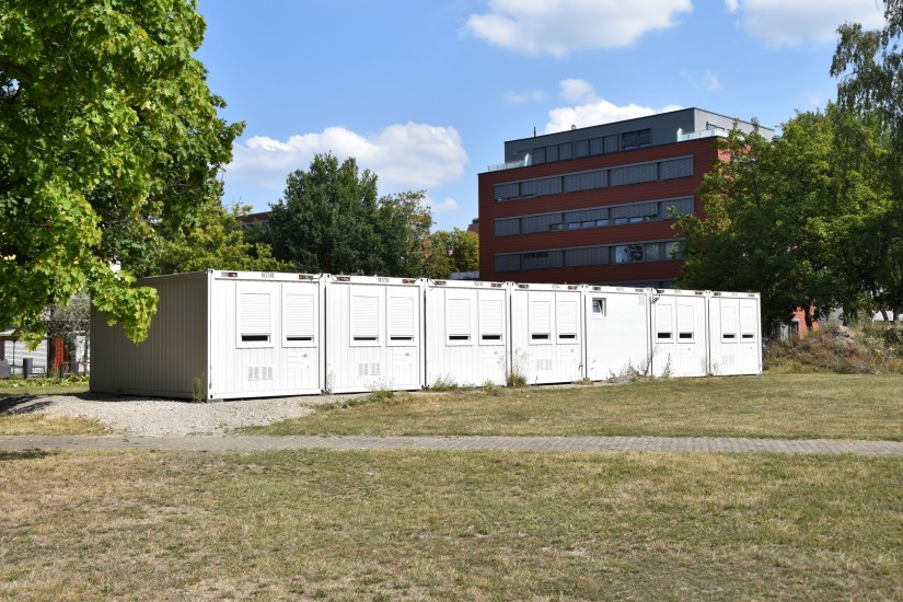 Das Containerdorf am Klinikum Wolfenbüttel, in dem in der Umbauphase Personal und Material untergebracht waren, steht zwar noch, ist aber bereits verwaist