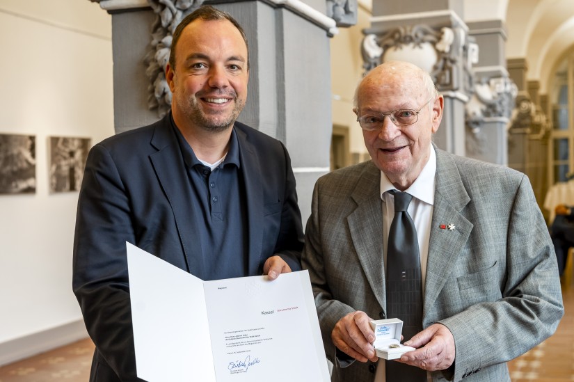 Kassels Oberbürgermeister Christian Geselle überreicht Hans-Werner Feder die Ehrennadel in Gold