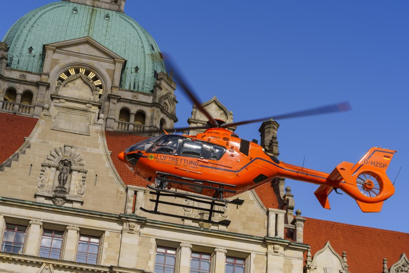 Die D-HZSP landet am 06.10.2022 auf der Rückseite des Neuen Rathauses in Hannover, anlässlich des 50-jährigen Jubiläums des RTH-Standortes „Christoph 4“