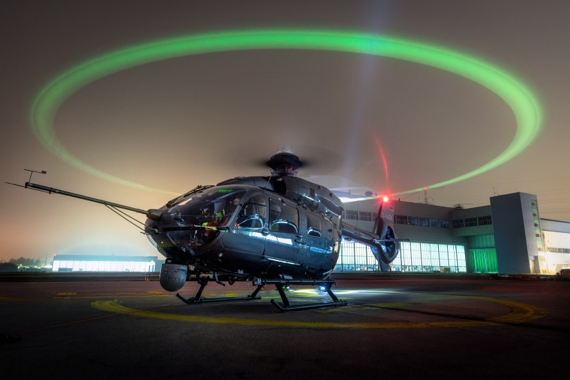 Illuminierte Rotorspitzen an einem Hubschrauber des Typs H145 während der Entwicklungsphase